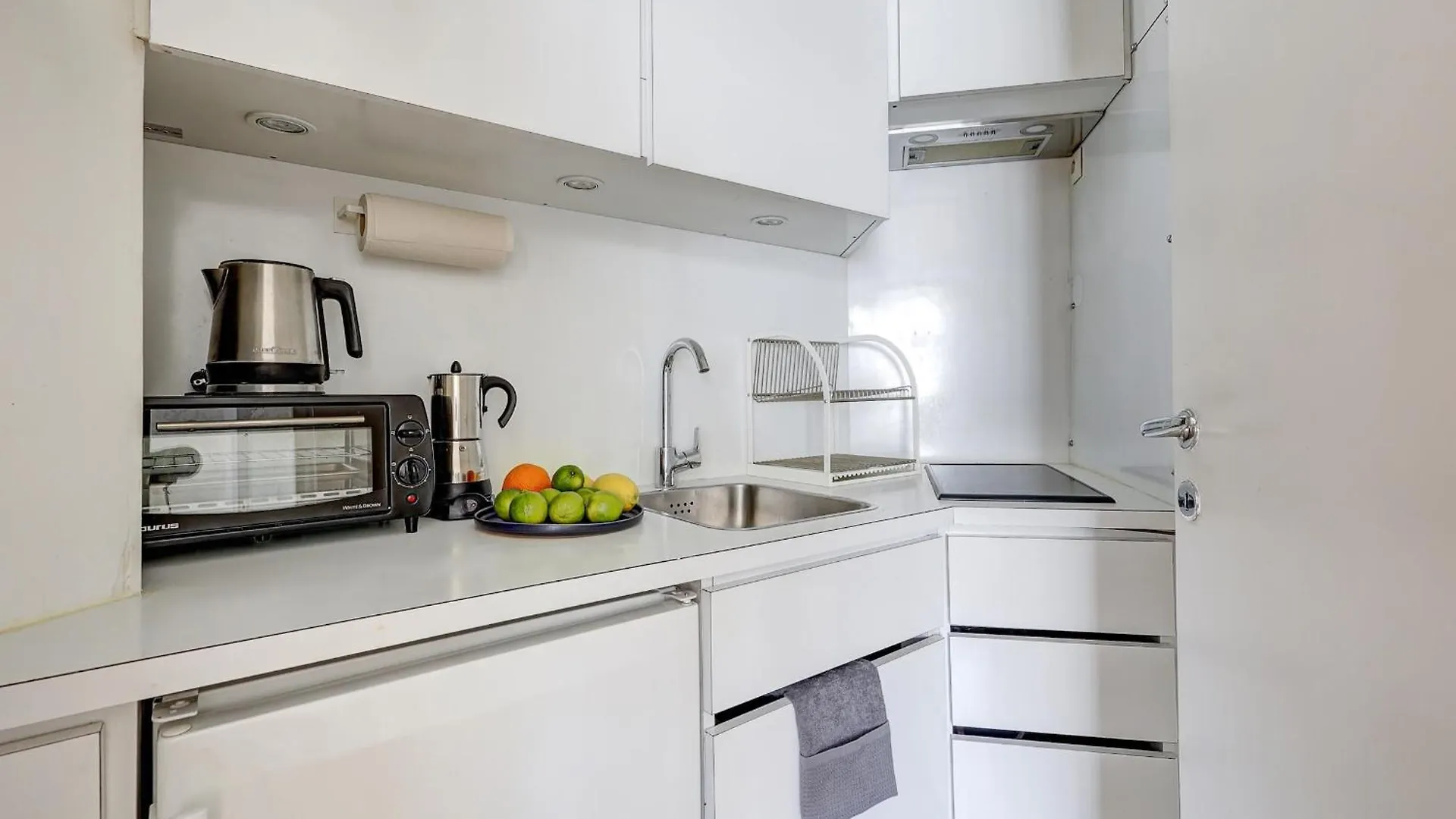 Eiffel Tower - 1Br With Balcony - Cityapartmentstay Paris Apartment