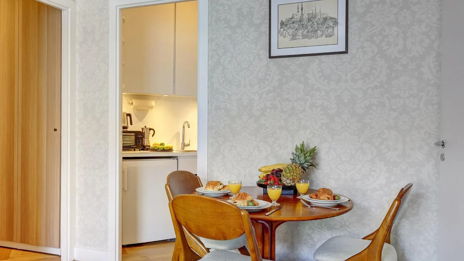 Eiffel Tower - 1Br With Balcony - Cityapartmentstay Paris