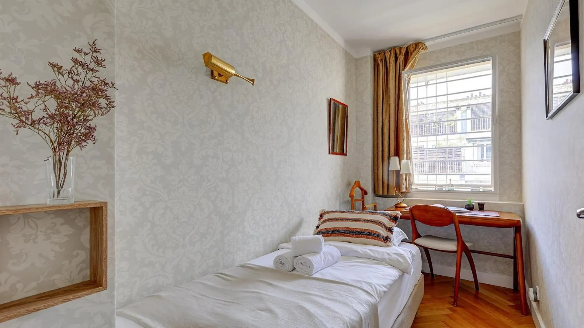 Eiffel Tower - 1Br With Balcony - Cityapartmentstay Paris France