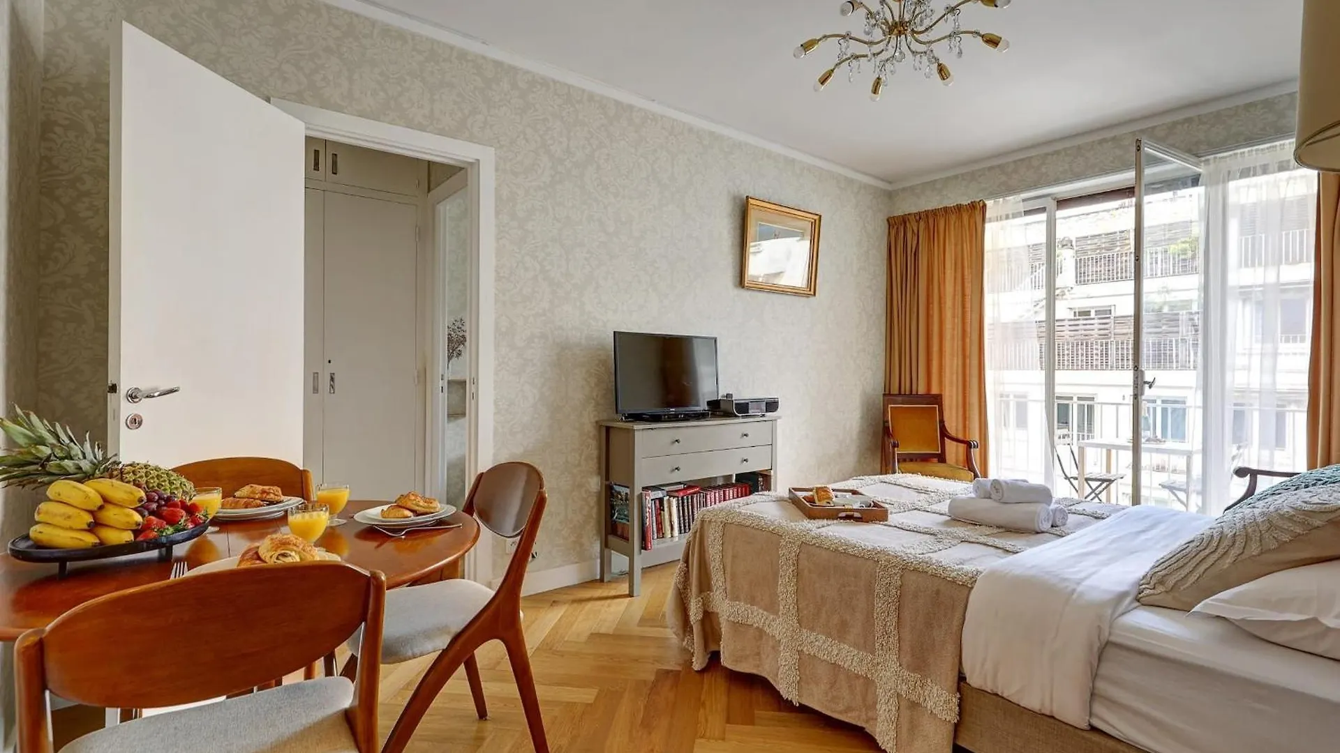 Eiffel Tower - 1Br With Balcony - Cityapartmentstay Paris Apartment