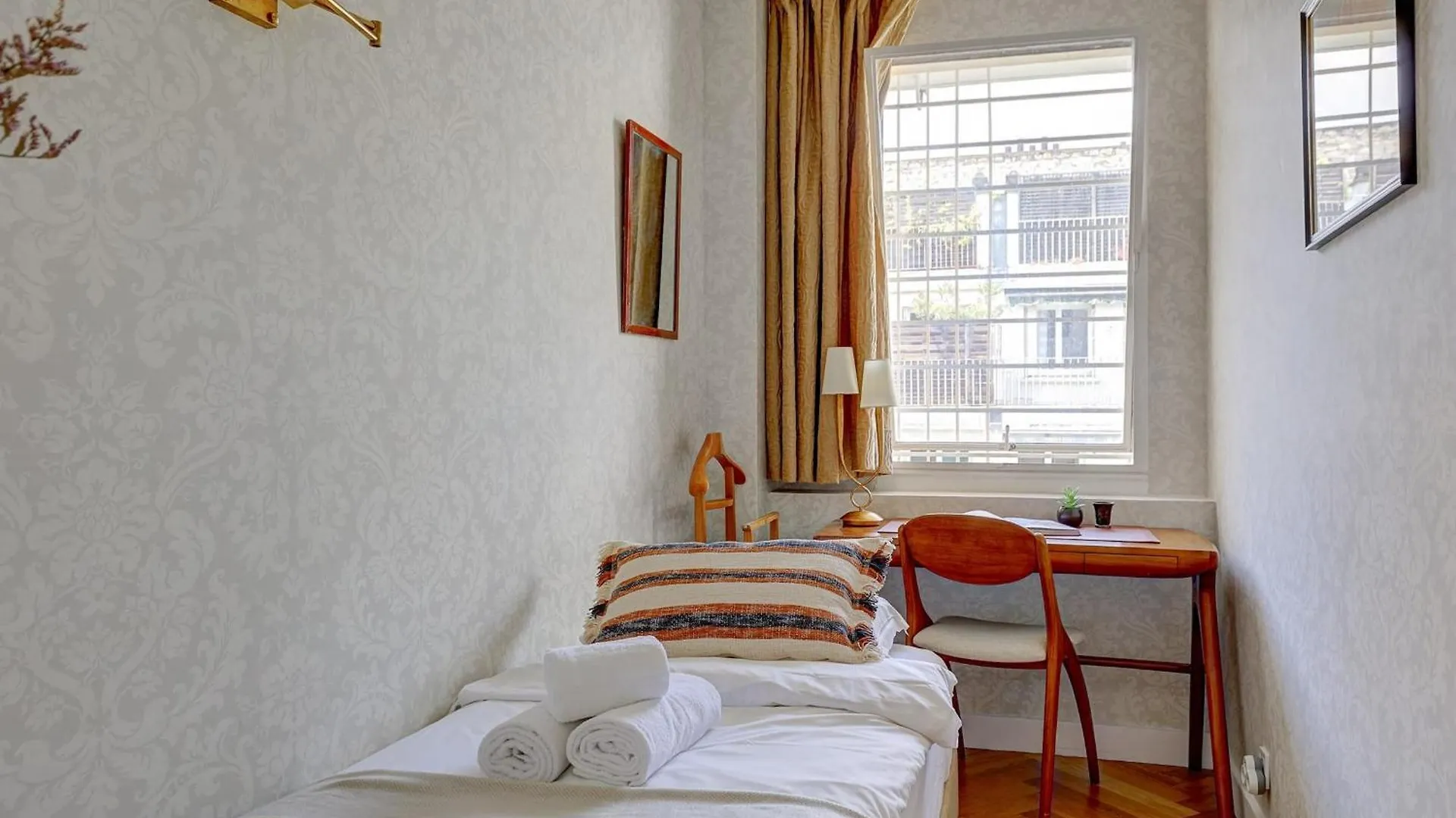Eiffel Tower - 1Br With Balcony - Cityapartmentstay Paris Apartment