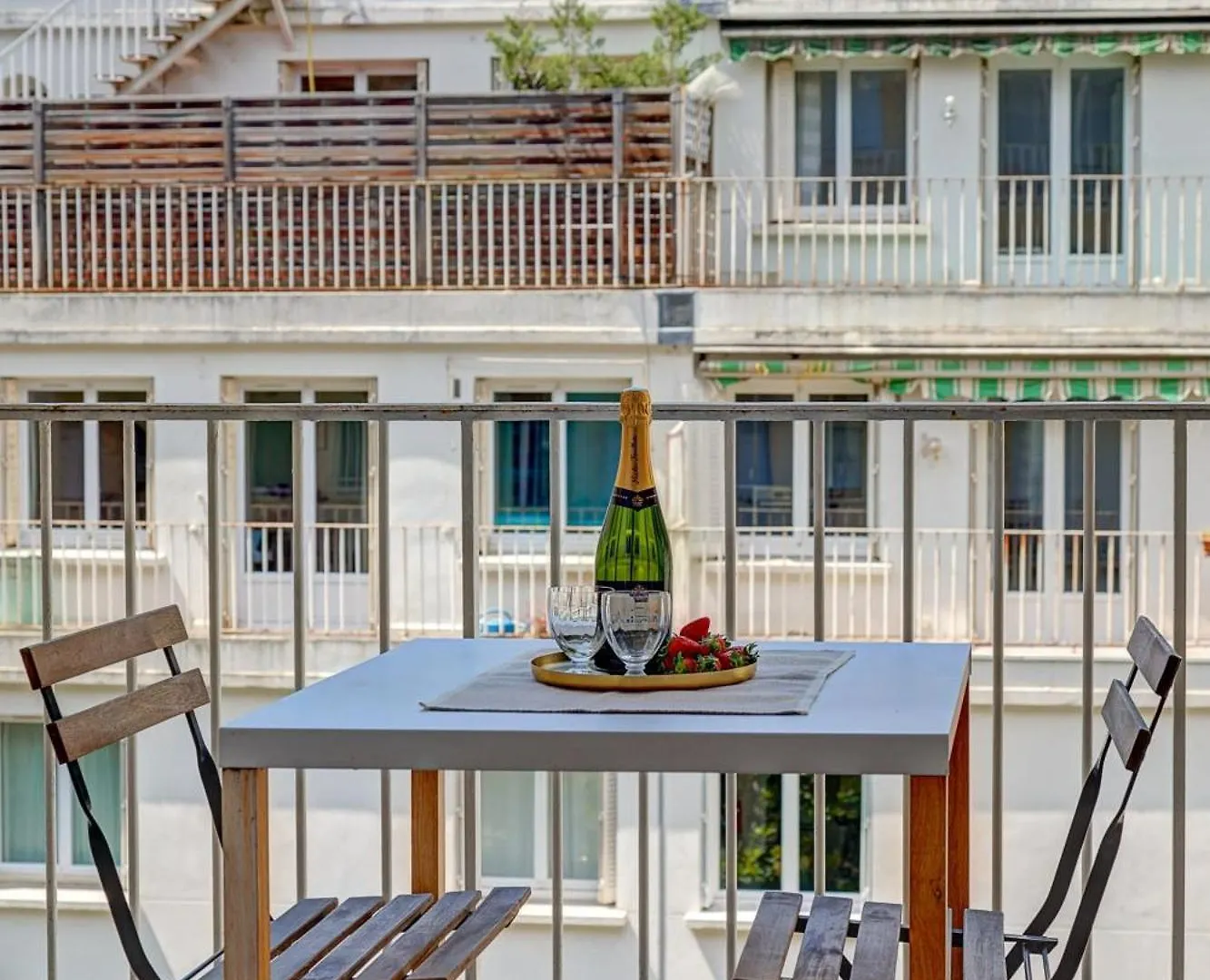 Eiffel Tower - 1Br With Balcony - Cityapartmentstay Paris
