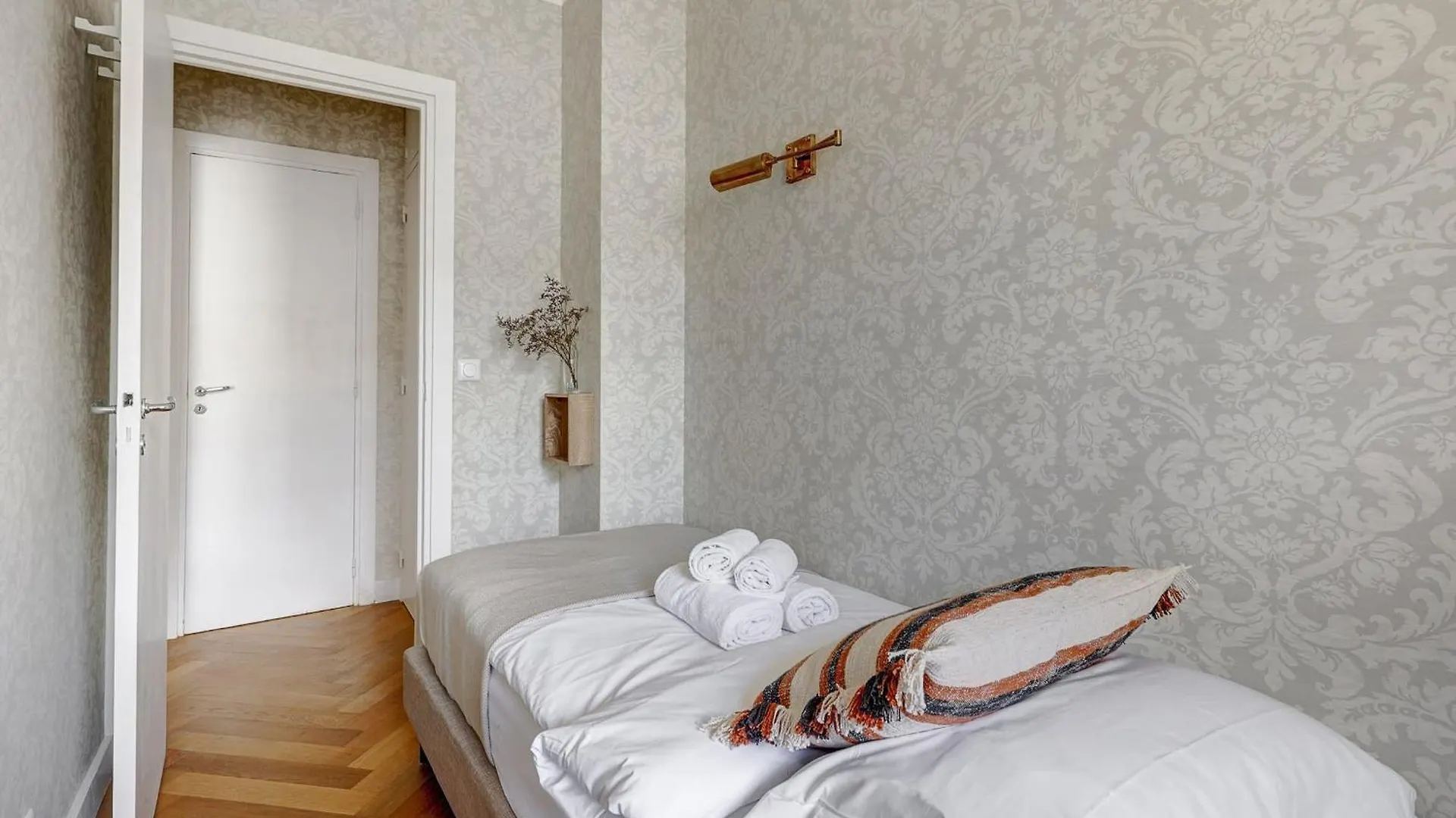 Apartment Eiffel Tower - 1Br With Balcony - Cityapartmentstay Paris France