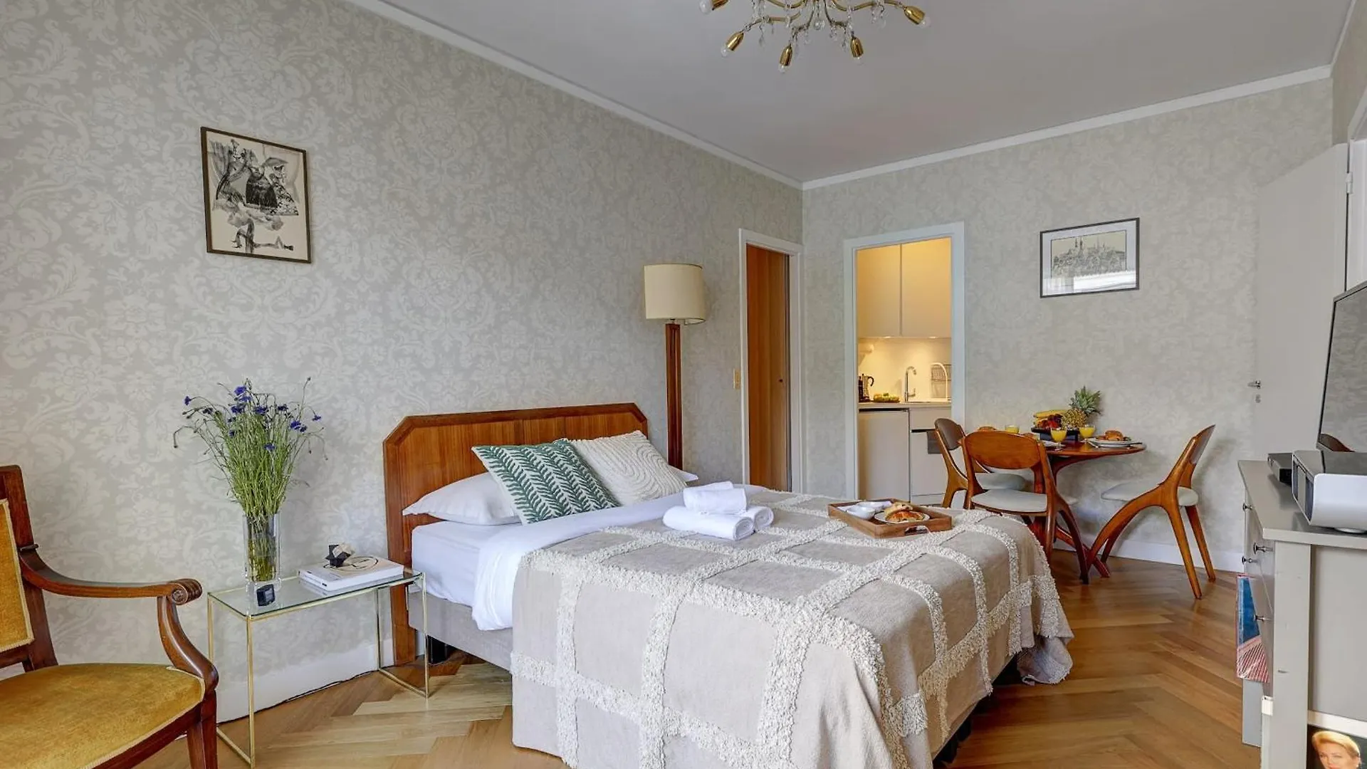 Eiffel Tower - 1Br With Balcony - Cityapartmentstay Paris