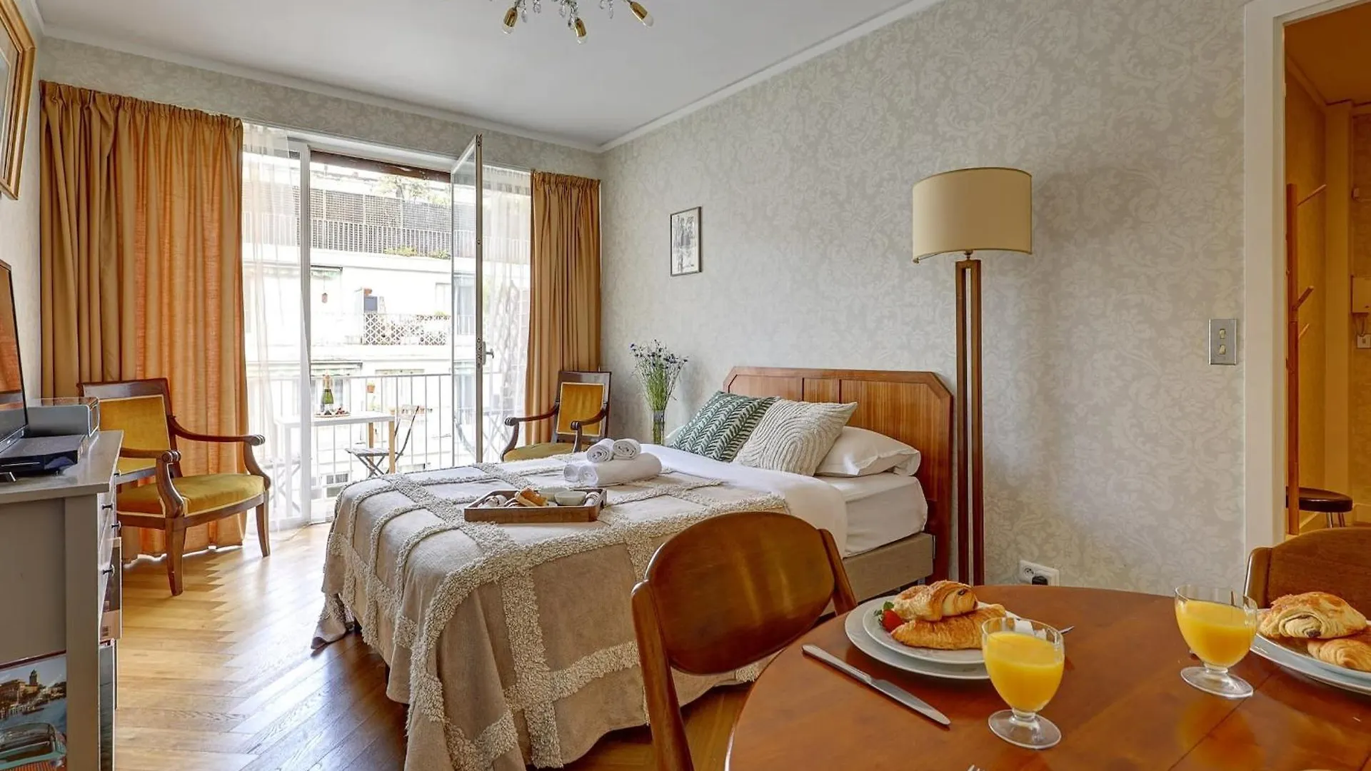 Eiffel Tower - 1Br With Balcony - Cityapartmentstay Paris