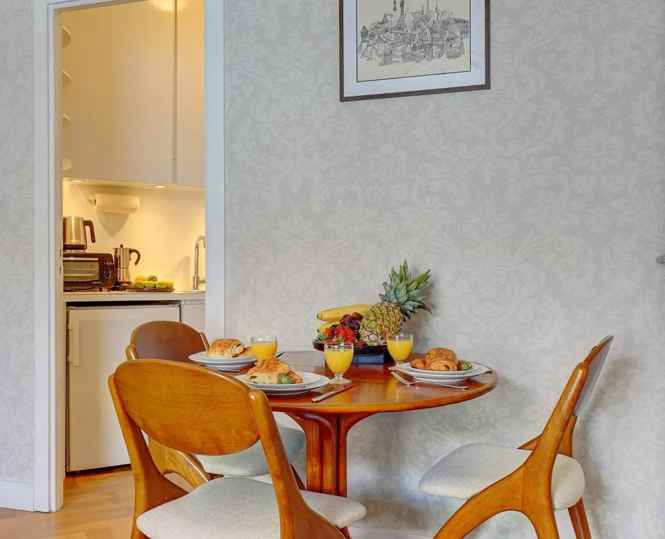 Eiffel Tower - 1Br With Balcony - Cityapartmentstay Paris France